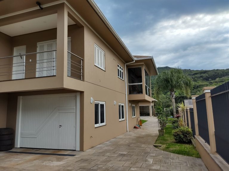 B-302     LINDÍSSIMA CASA EM MORRO REUTER