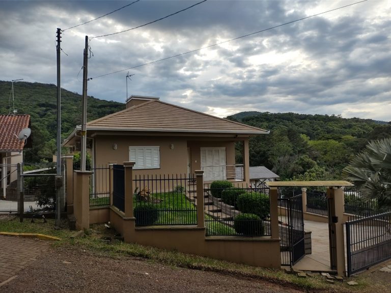 B-302     LINDÍSSIMA CASA EM MORRO REUTER
