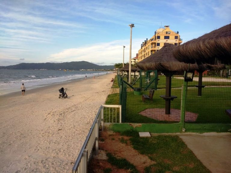 B-626     APT/CABANA DE FRENTE PARA O MAR EM CANASVIEIRAS-SC