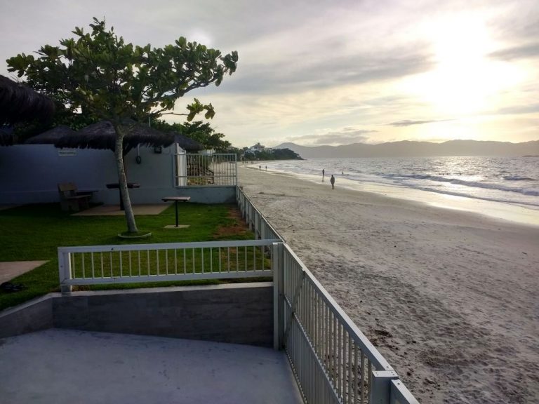 B-626     APT/CABANA DE FRENTE PARA O MAR EM CANASVIEIRAS-SC