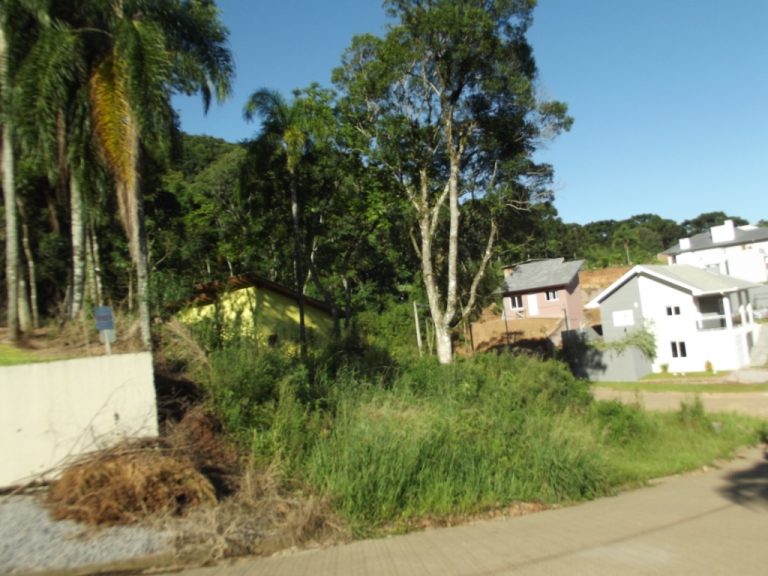 B-100     LINDÍSSIMO TERRENO DE ESQUINA !!!!