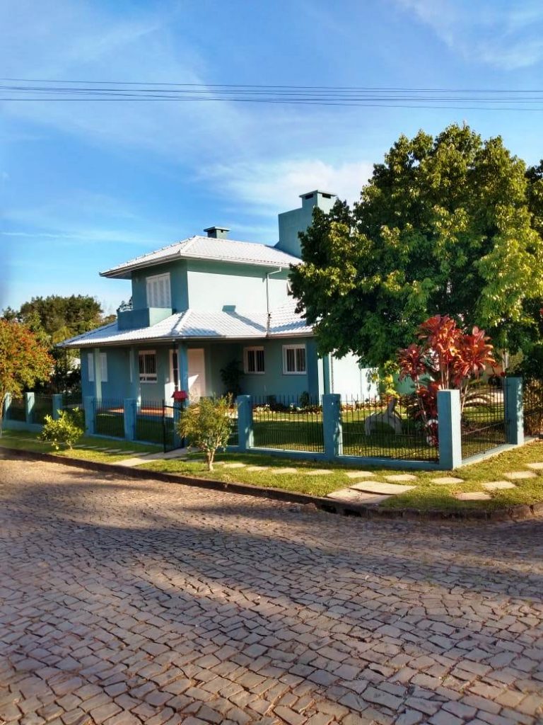 B-305     LINDÍSSIMA CASA DE ESQUINA NO BAIRRO BAVÁRIA!!!!