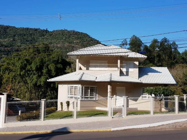 B-318     LINDA CASA EM PICADA CAFÉ