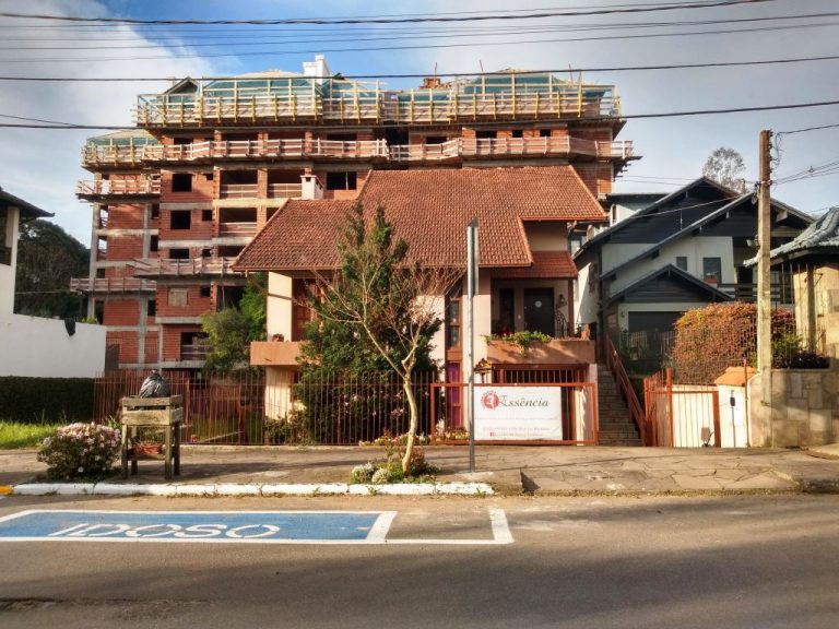 B-203     LINDÍSSIMA CASA NO CENTRO DE NOVA PETRÓPOLIS!!!!