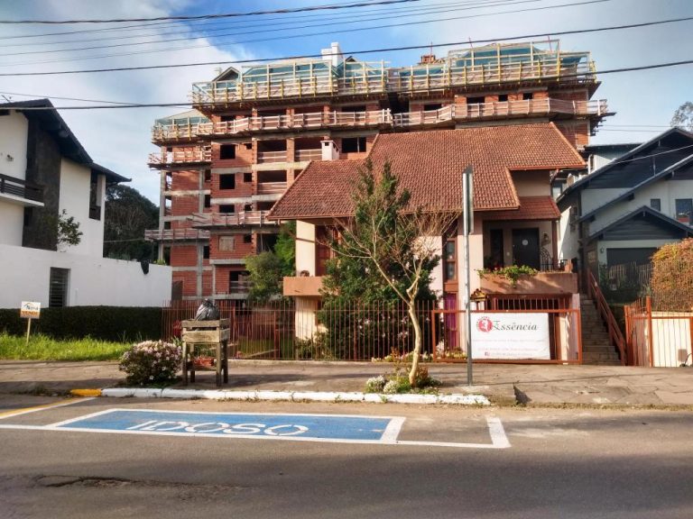 B-203     LINDÍSSIMA CASA NO CENTRO DE NOVA PETRÓPOLIS!!!!