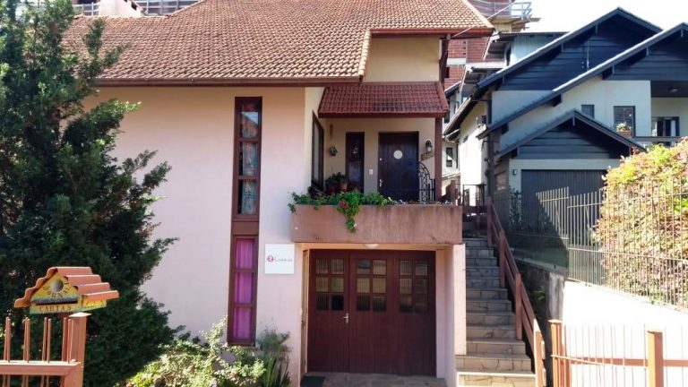 B-203     LINDÍSSIMA CASA NO CENTRO DE NOVA PETRÓPOLIS!!!!