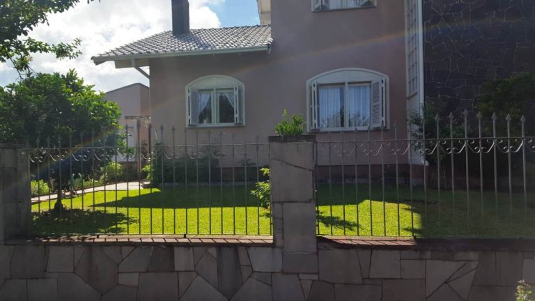 B-351     BELÍSSIMA CASA PRÓXIMO AO CENTRO DE NOVA PETRÓPOLIS-RS !!!!