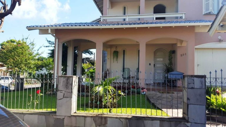 B-351     BELÍSSIMA CASA PRÓXIMO AO CENTRO DE NOVA PETRÓPOLIS-RS !!!!