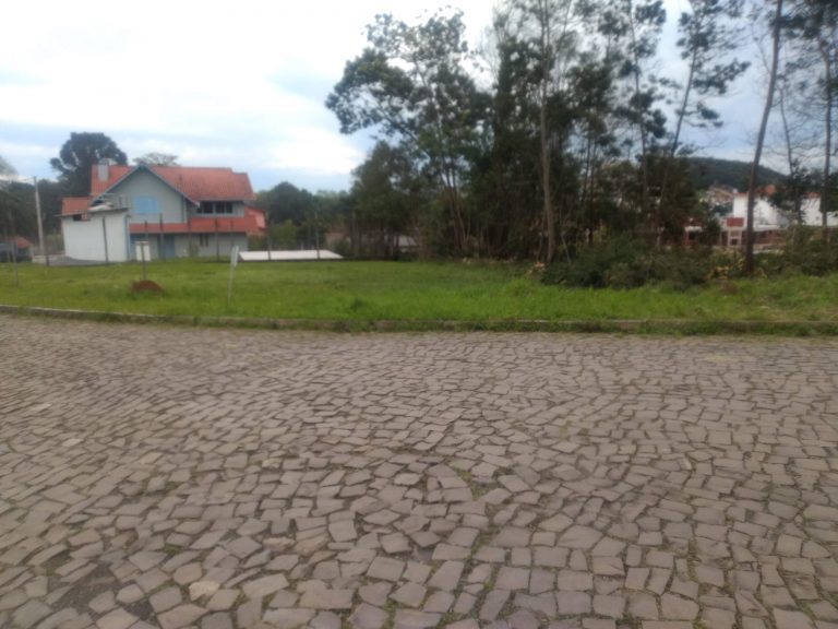 B-130  LINDO TERRENO DE ESQUINA NO POUSADA DA NEVE