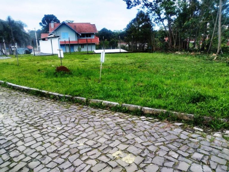 B-130  LINDO TERRENO DE ESQUINA NO POUSADA DA NEVE