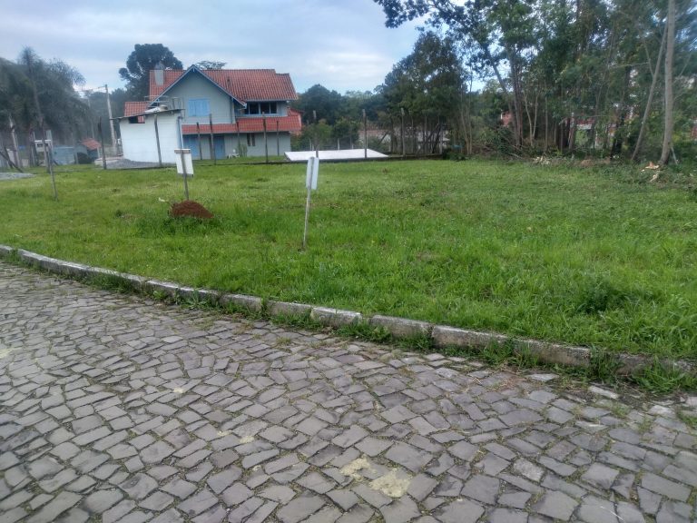 B-130  LINDO TERRENO DE ESQUINA NO POUSADA DA NEVE