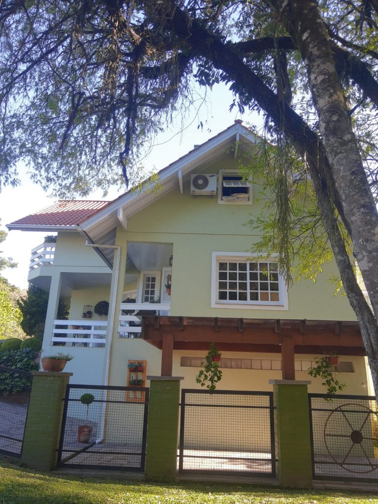 B-323     LINDÍSSIMA CASA NO CENTRO DE NOVA PETRÓPOLIS!!!!!