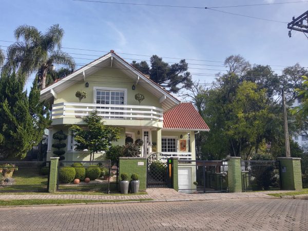 B-323     LINDÍSSIMA CASA NO CENTRO DE NOVA PETRÓPOLIS!!!!!