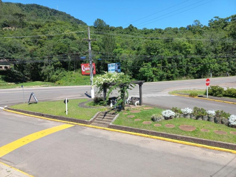 B-1020     EXCELENTE PONTO COMERCIAL NA CIDADE DE PICADA CAFÉ COM FRENTE PARA BR 116!!!