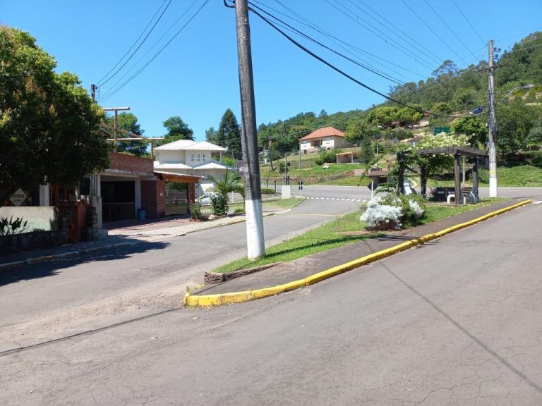 B-1020     EXCELENTE PONTO COMERCIAL NA CIDADE DE PICADA CAFÉ COM FRENTE PARA BR 116!!!