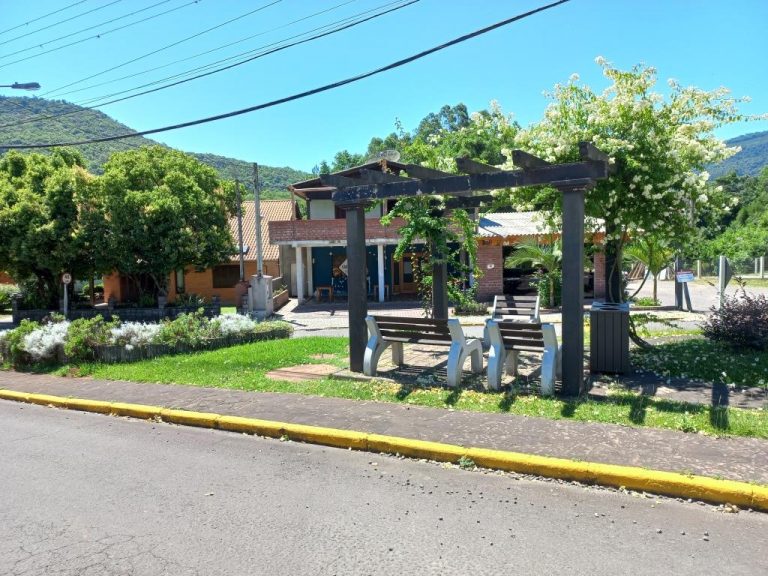 B-1020     EXCELENTE PONTO COMERCIAL NA CIDADE DE PICADA CAFÉ COM FRENTE PARA BR 116!!!