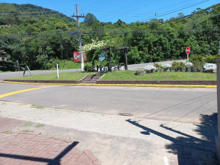 B-1020     EXCELENTE PONTO COMERCIAL NA CIDADE DE PICADA CAFÉ COM FRENTE PARA BR 116!!!
