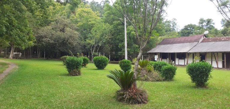 B-411     LINDÍSSIMA CHÁCARA CERCADA COM RIACHO NO CENTRO DE PICADA CAFÉ
