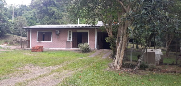 B-411     LINDÍSSIMA CHÁCARA CERCADA COM RIACHO NO CENTRO DE PICADA CAFÉ