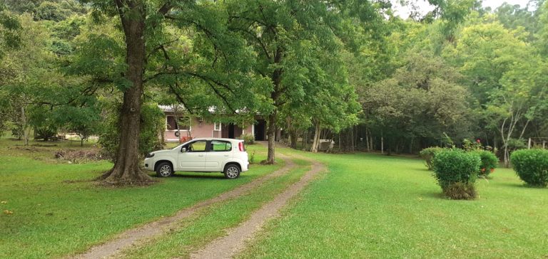 B-411     LINDÍSSIMA CHÁCARA CERCADA COM RIACHO NO CENTRO DE PICADA CAFÉ