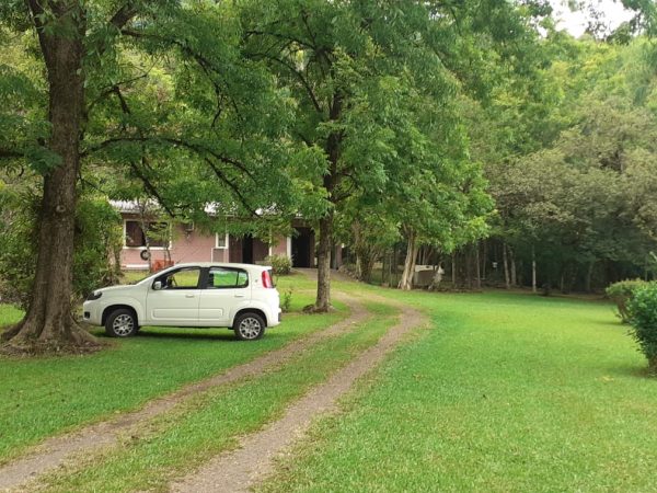 B-411     LINDÍSSIMA CHÁCARA CERCADA COM RIACHO NO CENTRO DE PICADA CAFÉ