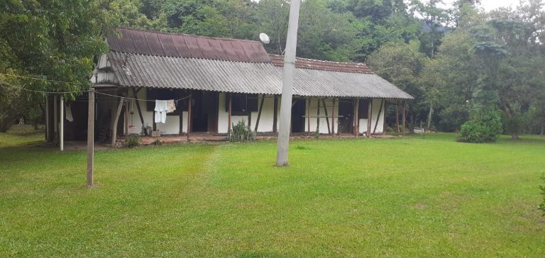 B-411     LINDÍSSIMA CHÁCARA CERCADA COM RIACHO NO CENTRO DE PICADA CAFÉ