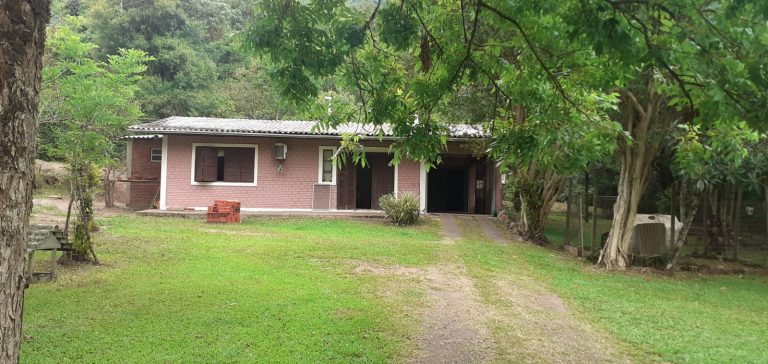 B-411     LINDÍSSIMA CHÁCARA CERCADA COM RIACHO NO CENTRO DE PICADA CAFÉ