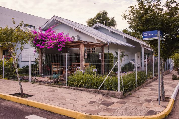 B-381     BELÍSSIMA CASA DE ESQUINA NO CENTRO DE PICADA CAFÉ