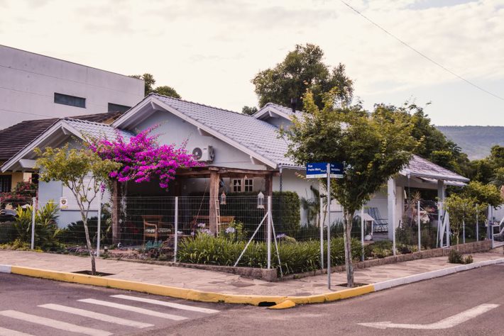 B-381     BELÍSSIMA CASA DE ESQUINA NO CENTRO DE PICADA CAFÉ