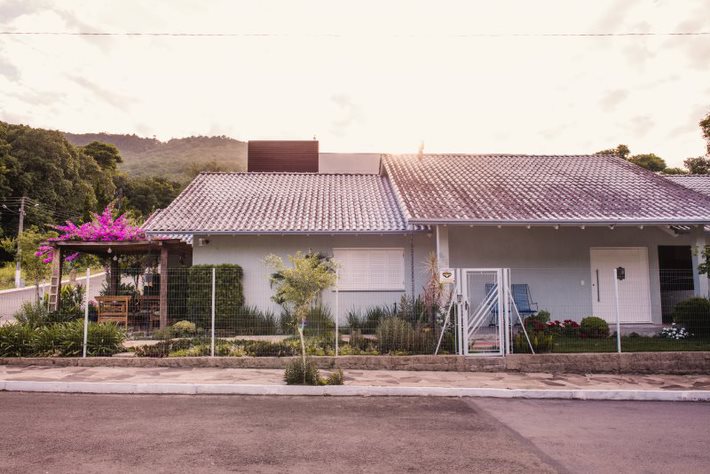 B-381     BELÍSSIMA CASA DE ESQUINA NO CENTRO DE PICADA CAFÉ