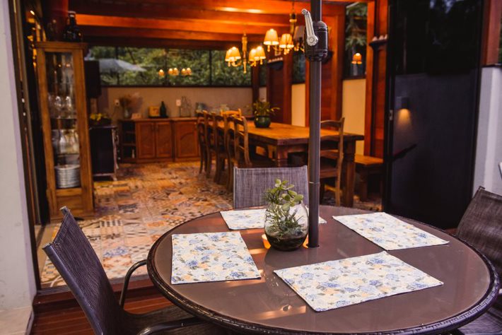 B-381     BELÍSSIMA CASA DE ESQUINA NO CENTRO DE PICADA CAFÉ