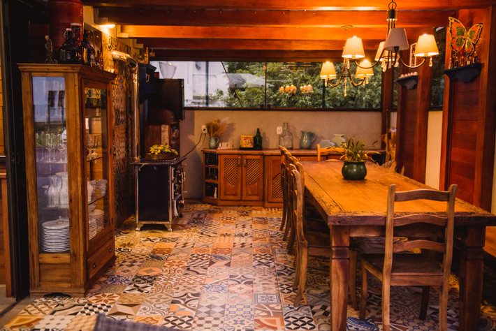 B-381     BELÍSSIMA CASA DE ESQUINA NO CENTRO DE PICADA CAFÉ