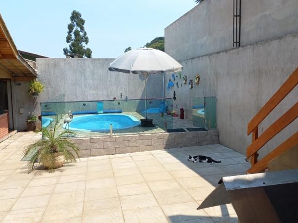 B-336     DUAS LINDAS CASAS DE ALVENARIA COM ACABAMENTO EM MADEIRA NOBRE E PISCINA!!!