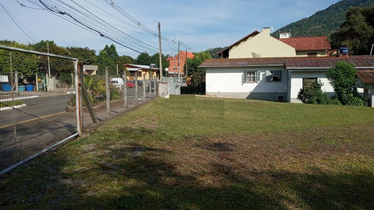 B-1344     EXCELENTE LOTE DE TERRA COM CASA NO CENTRO DE PICADA CAFÉ