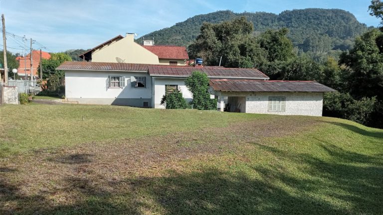 B-1344     EXCELENTE LOTE DE TERRA COM CASA NO CENTRO DE PICADA CAFÉ