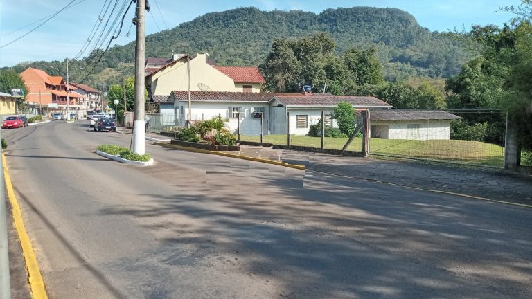 B-1344     EXCELENTE LOTE DE TERRA COM CASA NO CENTRO DE PICADA CAFÉ