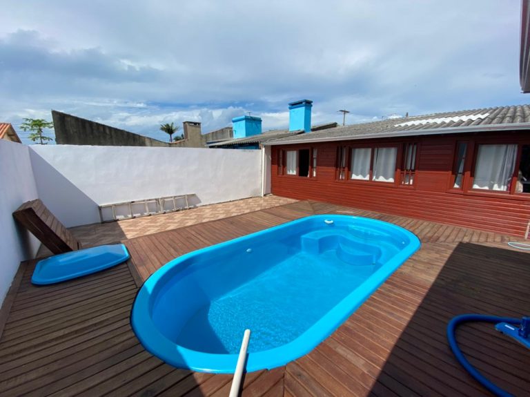 B-240     LINDA CASA COM PISCINA A 600 METROS DO MAR EM CAPÃO DA CANOA!!!