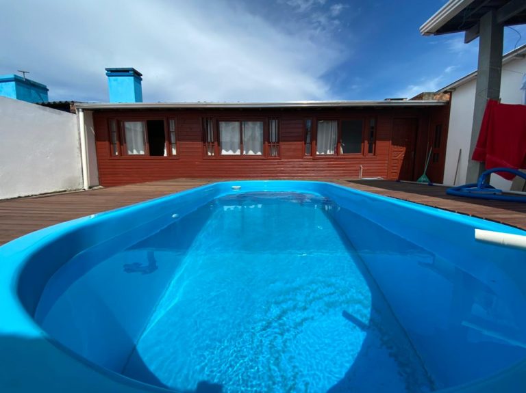 B-240     LINDA CASA COM PISCINA A 600 METROS DO MAR EM CAPÃO DA CANOA!!!