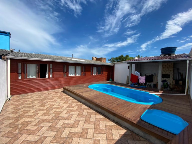 B-240     LINDA CASA COM PISCINA A 600 METROS DO MAR EM CAPÃO DA CANOA!!!