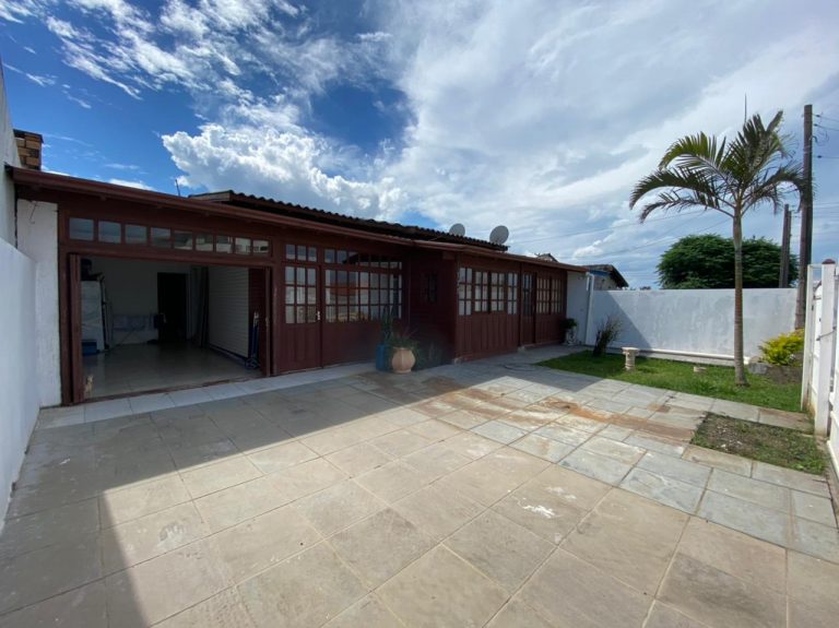 B-240     LINDA CASA COM PISCINA A 600 METROS DO MAR EM CAPÃO DA CANOA!!!