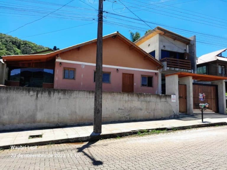 B-336     DUAS LINDAS CASAS DE ALVENARIA COM ACABAMENTO EM MADEIRA NOBRE E PISCINA!!!
