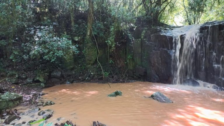 B-401     ÁREA DE TERRAS COM RIACHO E LINDA CASCATA!!!