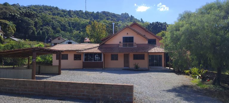 B-202  CASA DE FRENTE PARA A RS235 NA LINHA IMPERIAL – NOVA PETRÓPOLIS