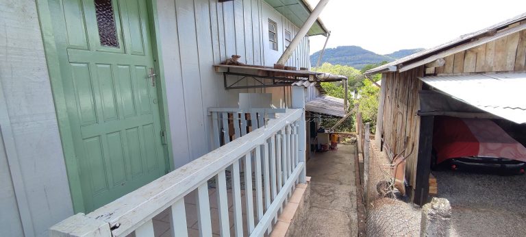 B-1324     IMÓVEL COM 02 CASAS E UMA KITNET NO BAIRRO BELA VISTA EM PICADA CAFÉ – RS