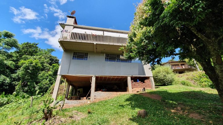 B-1339     CASA EM REGIÃO CENTRAL E AMPLO TERRENO EM PICADA CAFÉ/RS