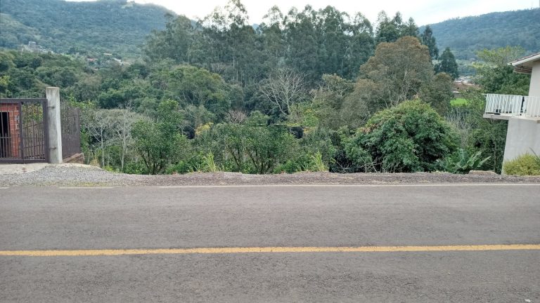 B-1240     TERRENO AMPLO E DIVISA AOS FUNDOS COM RIO CADEIA EM PICADA CAFÉ-RS