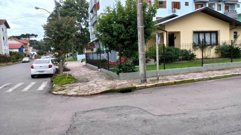 B-278     LINDA E AMPLA CASA DE ESQUINA NO CENTRO DE N0VA PETRÓPOLIS!!!!