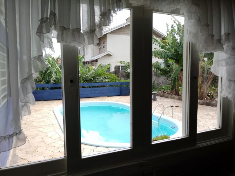 B-243     LINDA CASA COM PISCINA NO BAIRRO POUSADA DA NEVE!!!