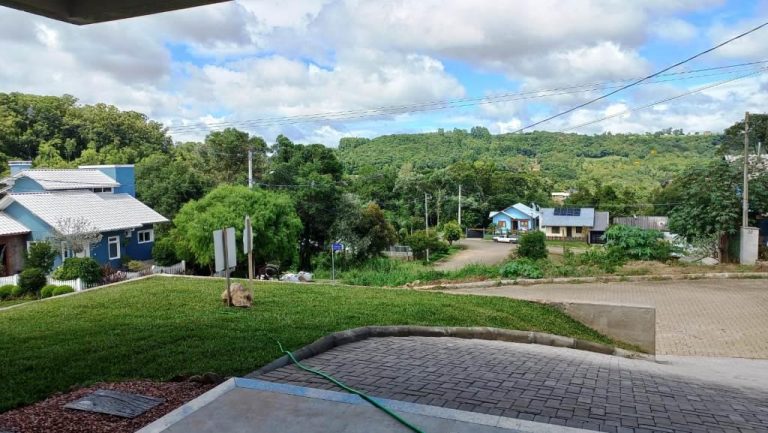 B-317 – LINDÍSSIMA CASA NOVA DE ESQUINA COM MARAVILHOSA VISTA PANORÂMICA!!!