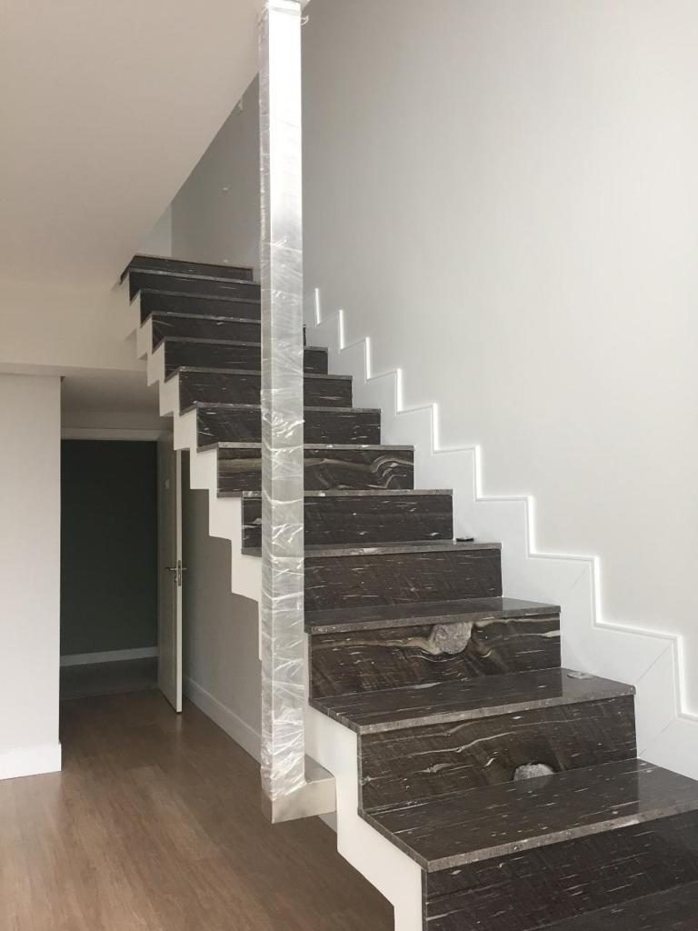 B – 608     LINDÍSSIMO APARTAMENTO NO CENTRO DE GRAMADO!!!